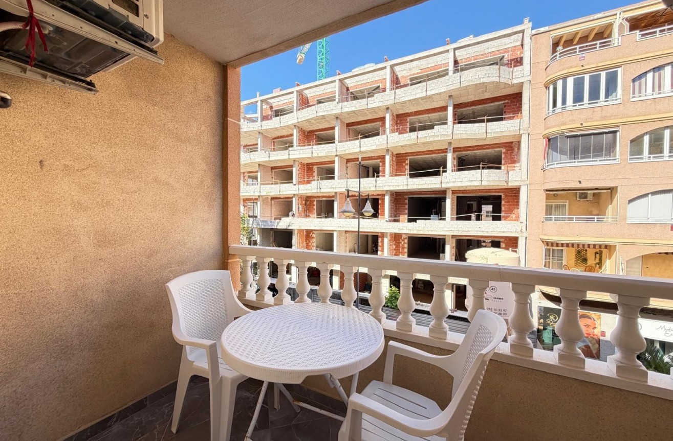 Odsprzedaż - Mieszkanie w bloku - Torrevieja - Playa del Cura
