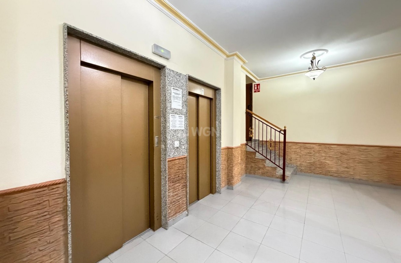 Odsprzedaż - Mieszkanie w bloku - Torrevieja - Playa del Cura