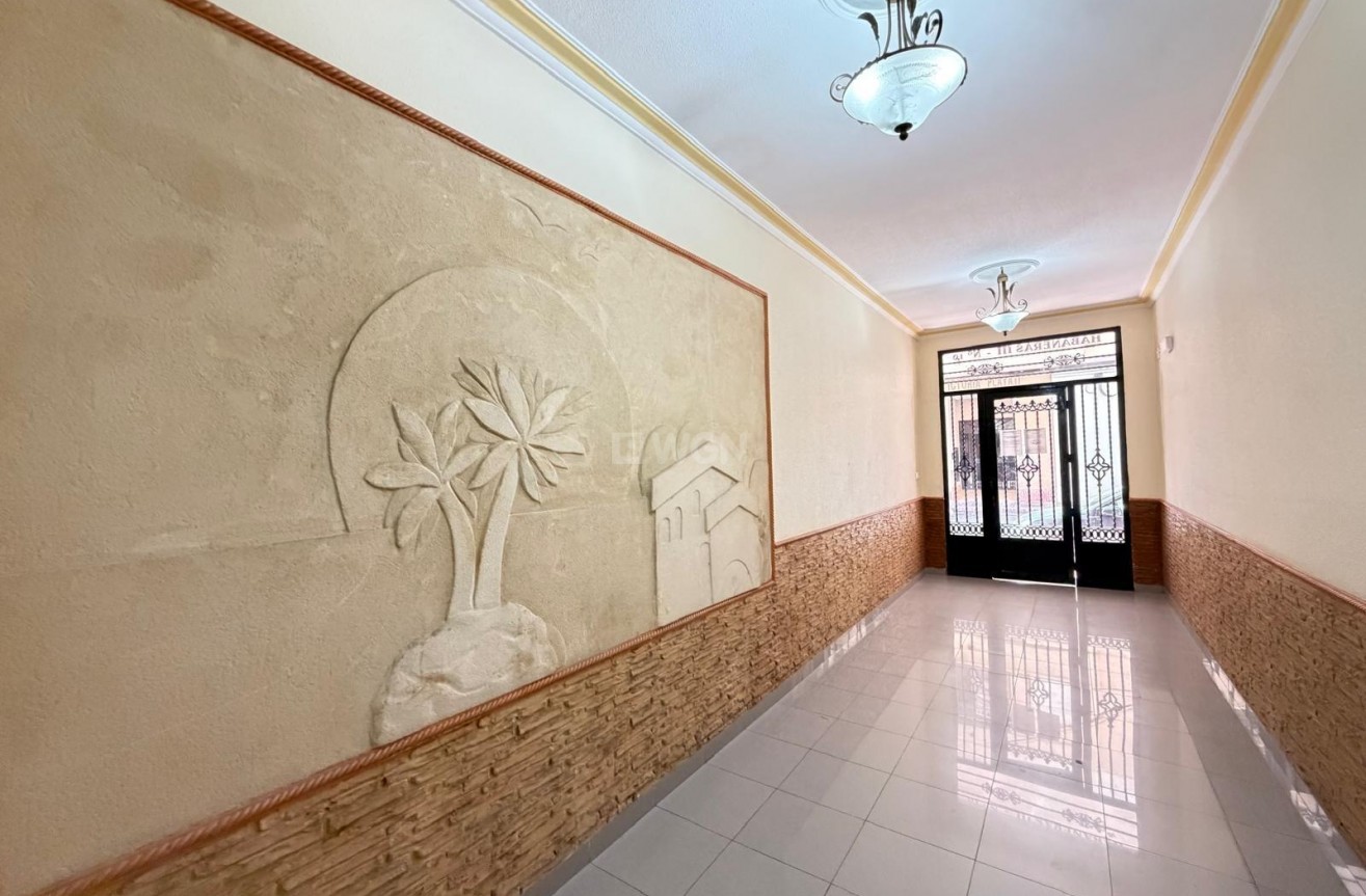 Odsprzedaż - Mieszkanie w bloku - Torrevieja - Playa del Cura