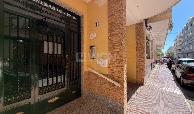 Odsprzedaż - Mieszkanie w bloku - Torrevieja - Playa del Cura