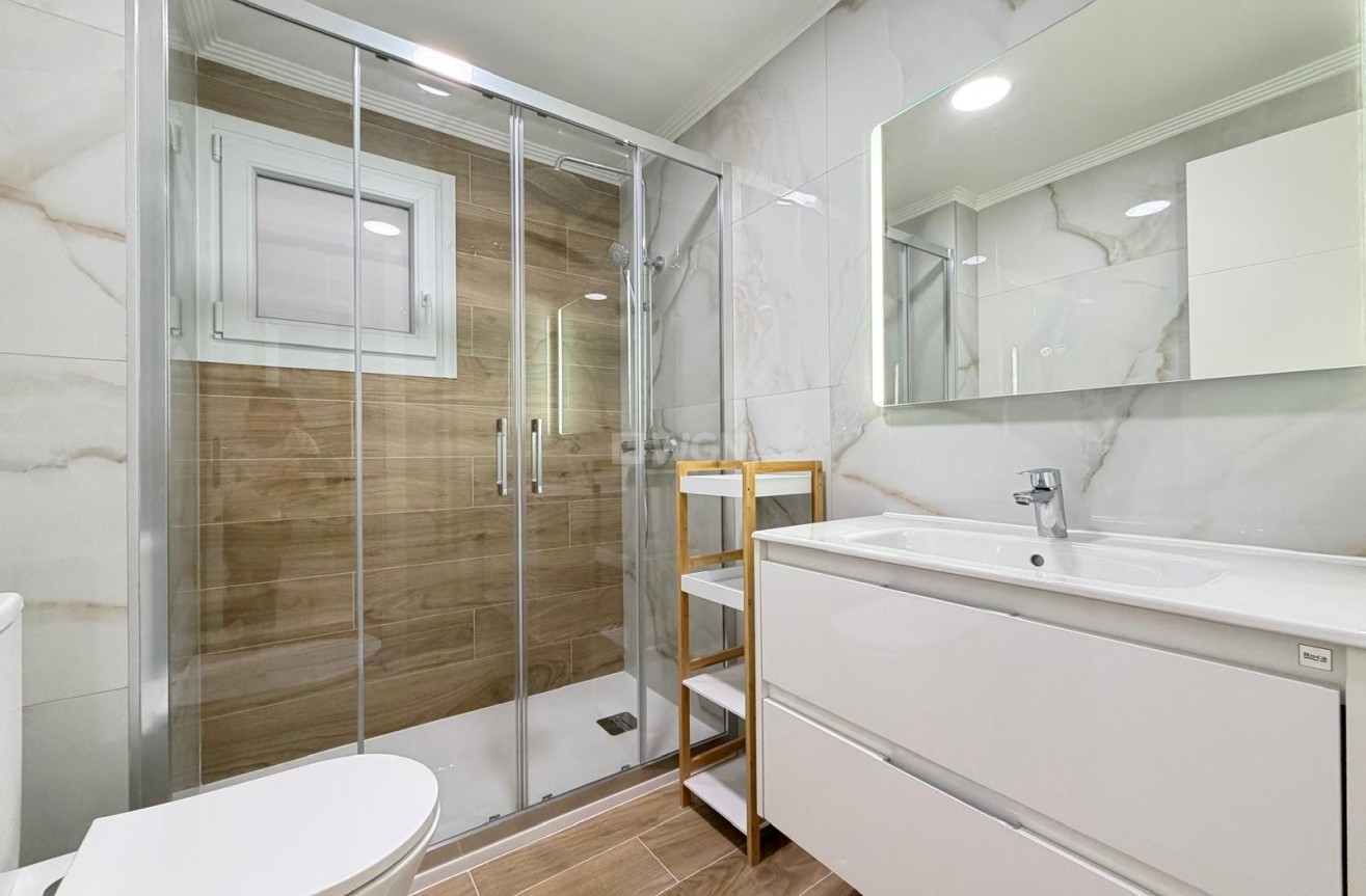 Odsprzedaż - Mieszkanie w bloku - Torrevieja - Centro