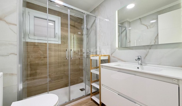 Odsprzedaż - Mieszkanie w bloku - Torrevieja - Centro