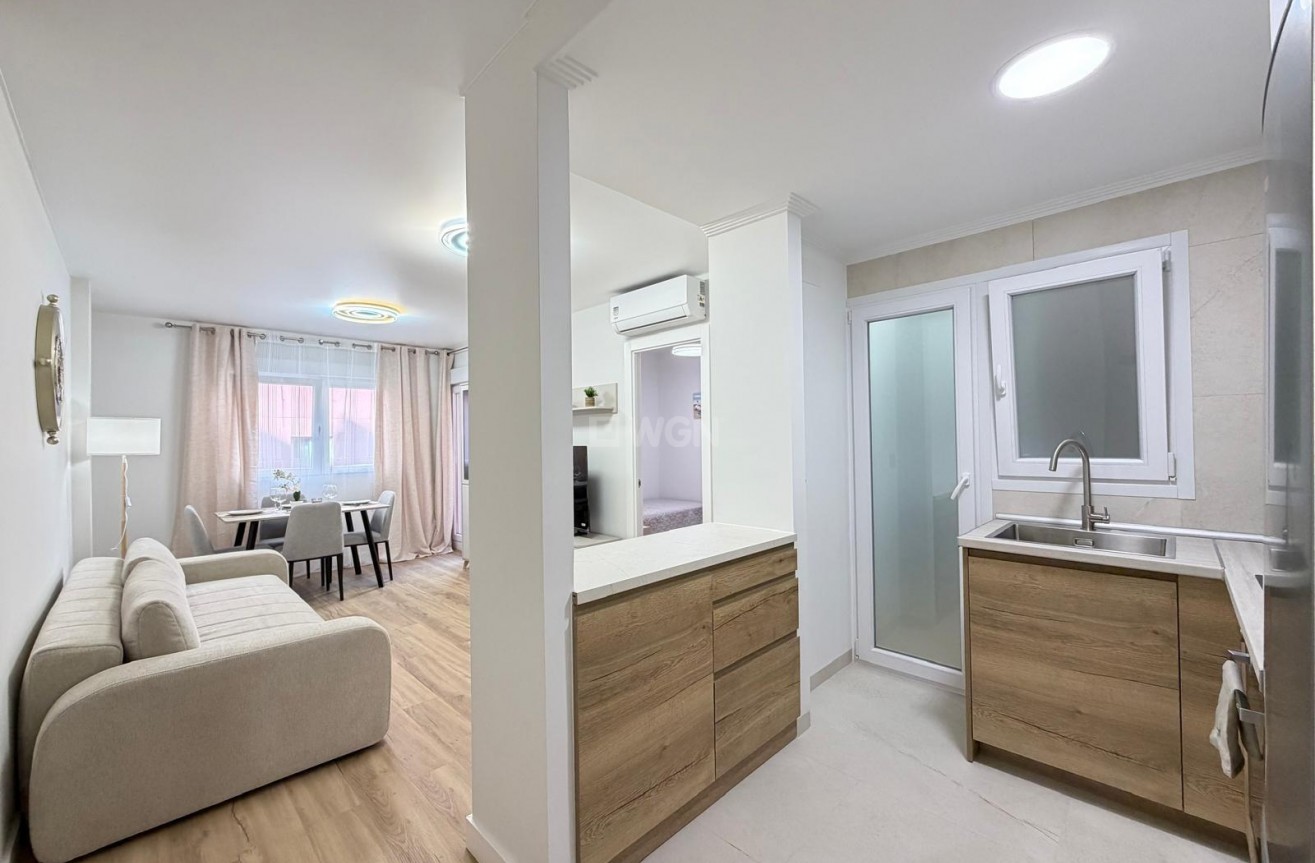 Odsprzedaż - Mieszkanie w bloku - Torrevieja - Centro