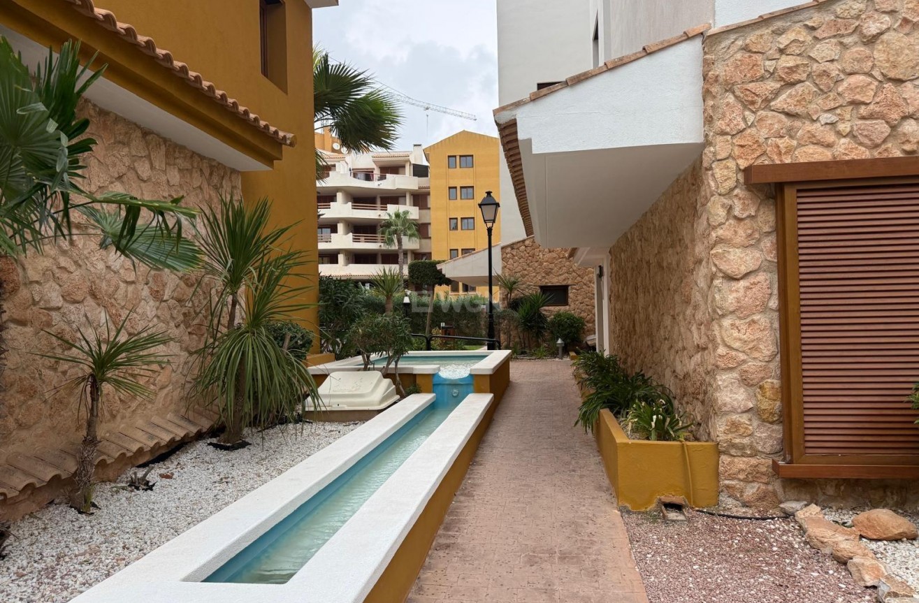 Odsprzedaż - Mieszkanie w bloku - Torrevieja - Punta Prima