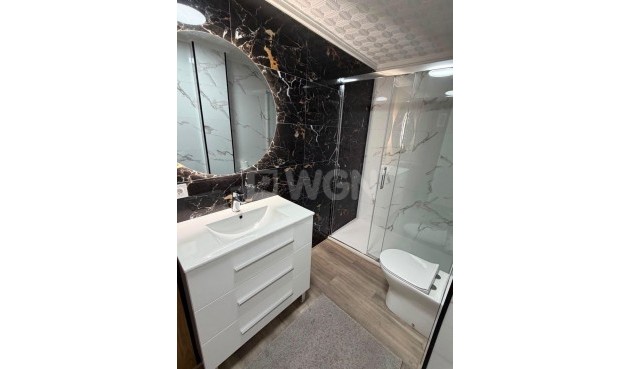 Odsprzedaż - Mieszkanie w bloku - Torrevieja - Centro