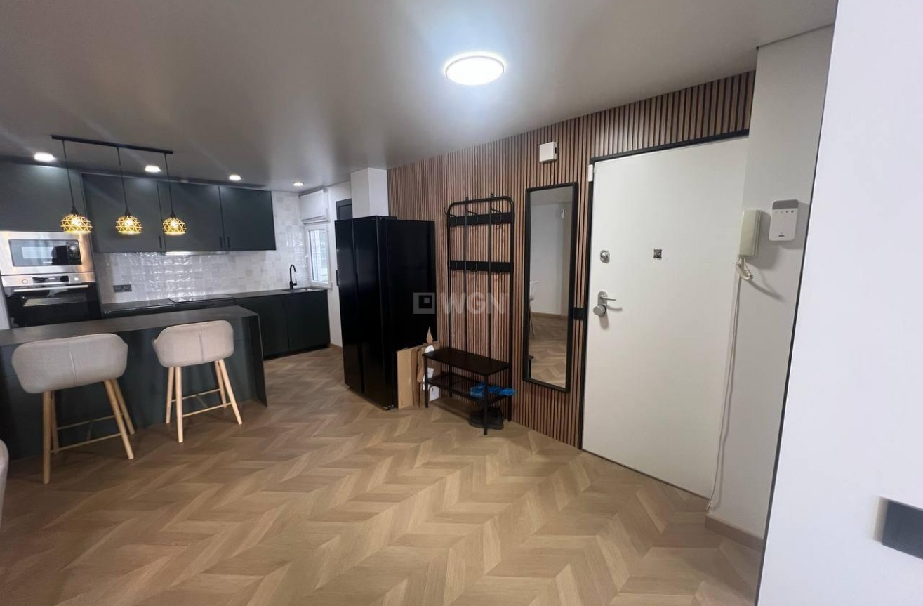 Resale - Apartment / flat - Torrevieja - Estacion De Autobuses