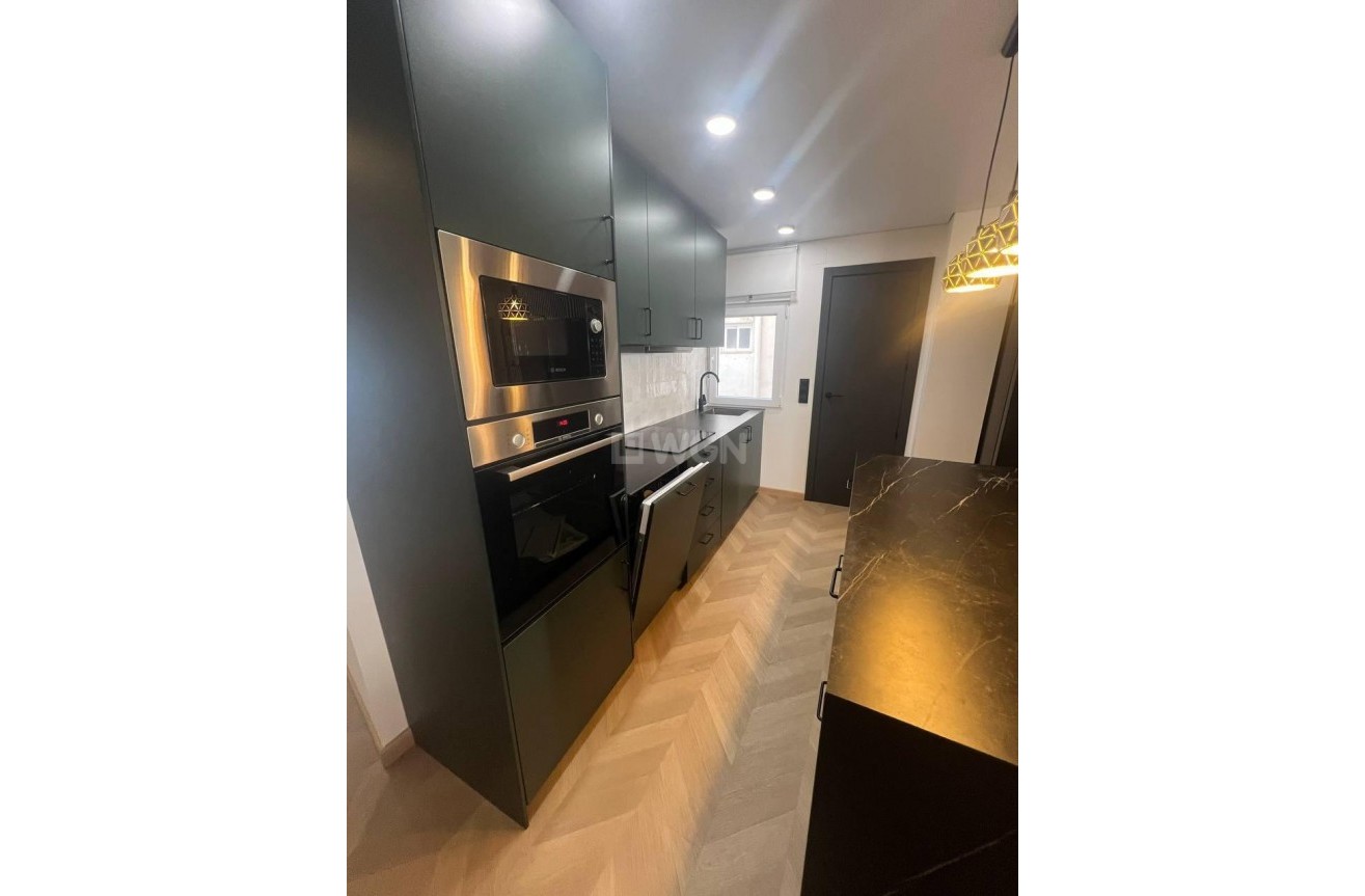 Resale - Apartment / flat - Torrevieja - Estacion De Autobuses
