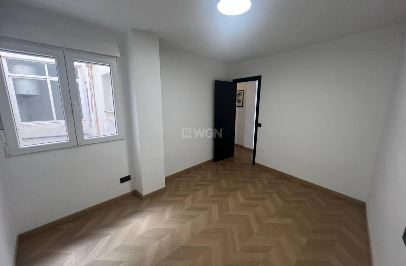 Resale - Apartment / flat - Torrevieja - Estacion De Autobuses