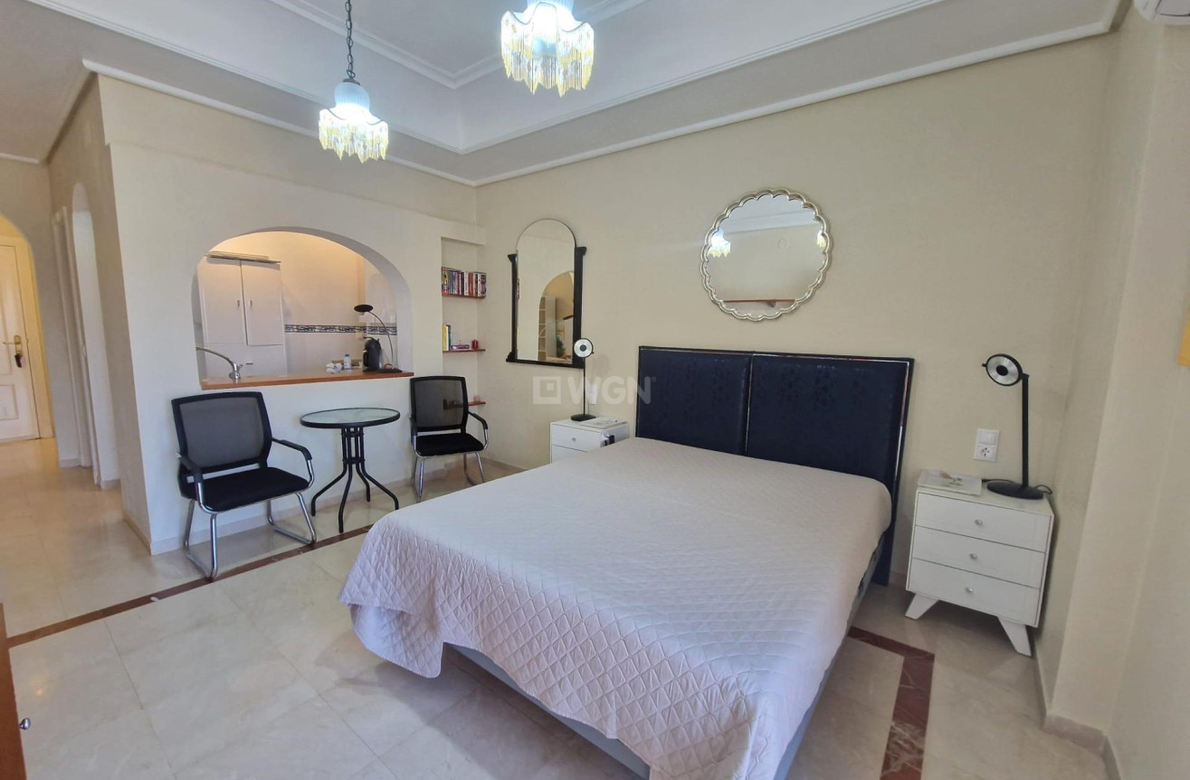 Resale - Apartment / flat - Torrevieja - Paseo Maritimo