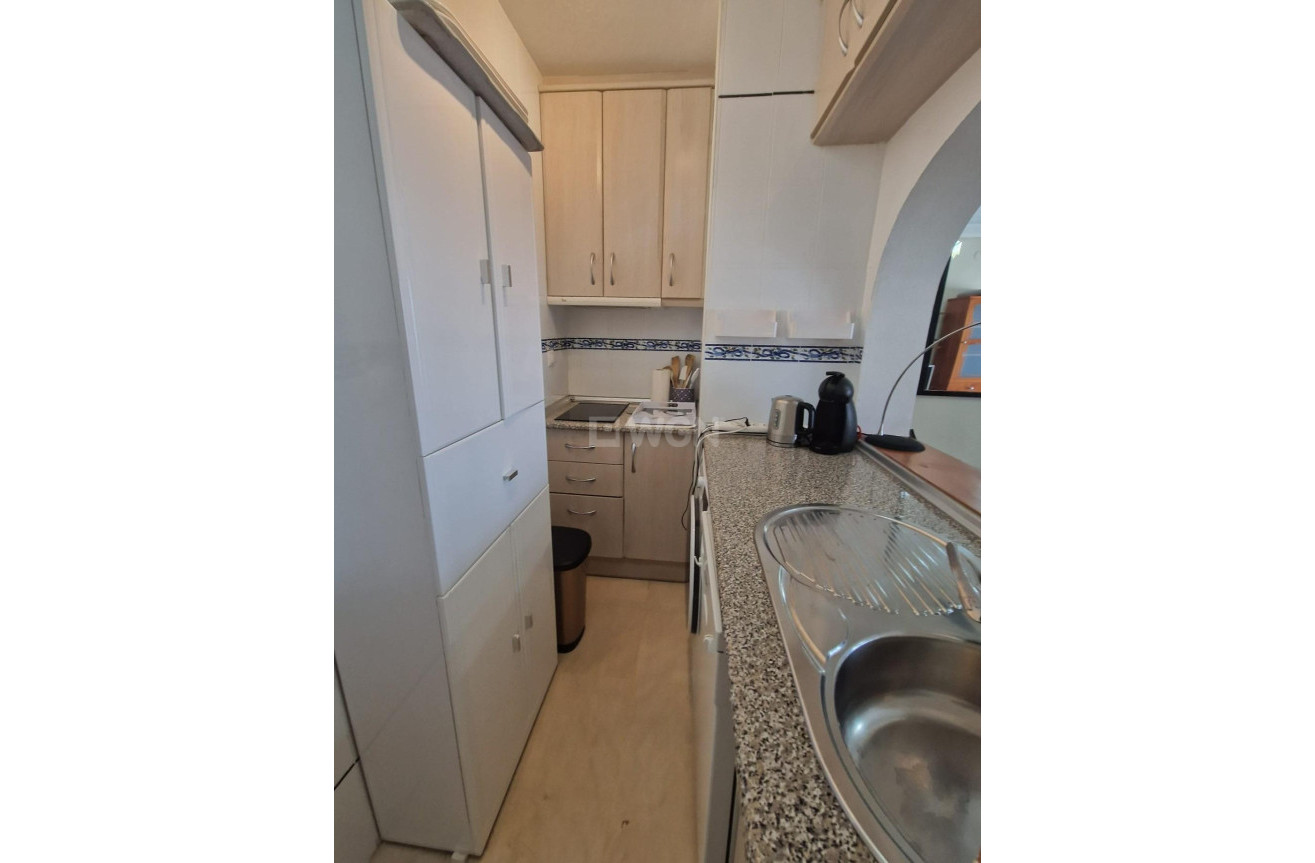 Resale - Apartment / flat - Torrevieja - Paseo Maritimo