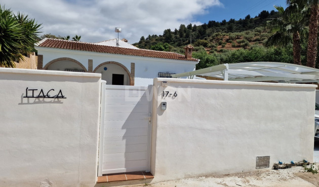 Resale - Villa - Alcaucín - Inland