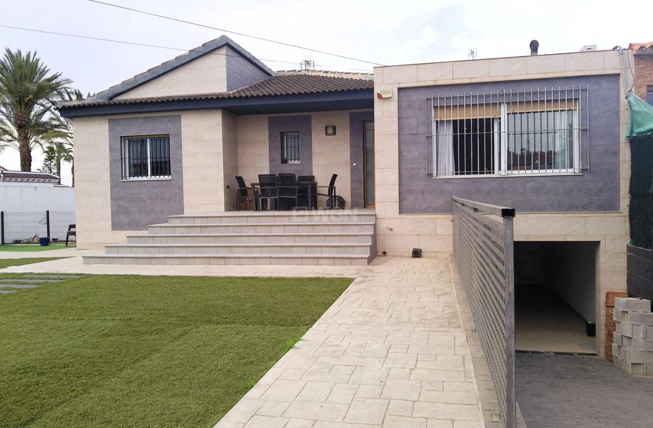 Resale - Villa - Torrevieja - Los Altos