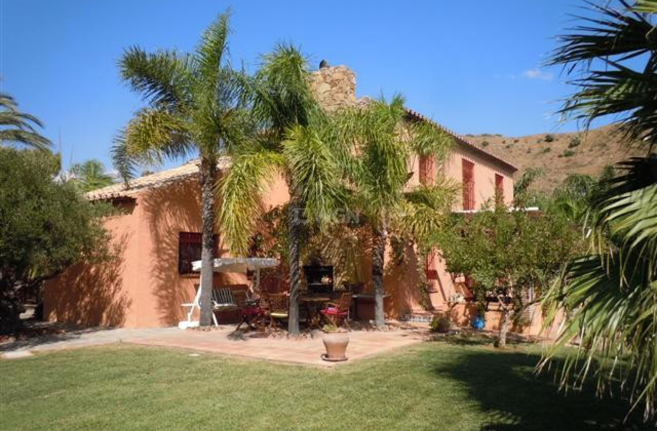 Resale - Villa - Estepona - Costa del Sol