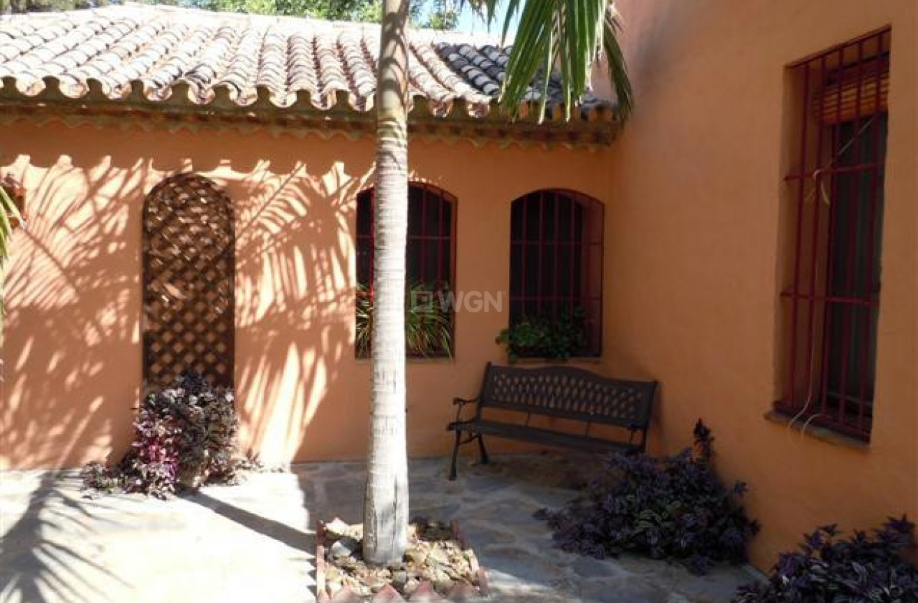 Resale - Villa - Estepona - Costa del Sol