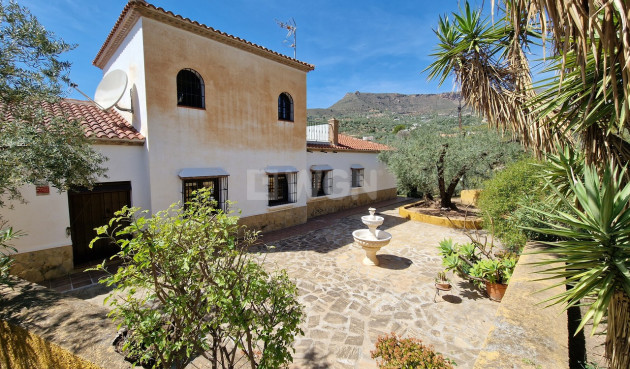 Resale - Villa - Alcaucín - Inland