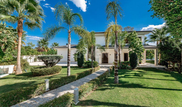 Odsprzedaż - Villa - Nueva Andalucía - Costa del Sol