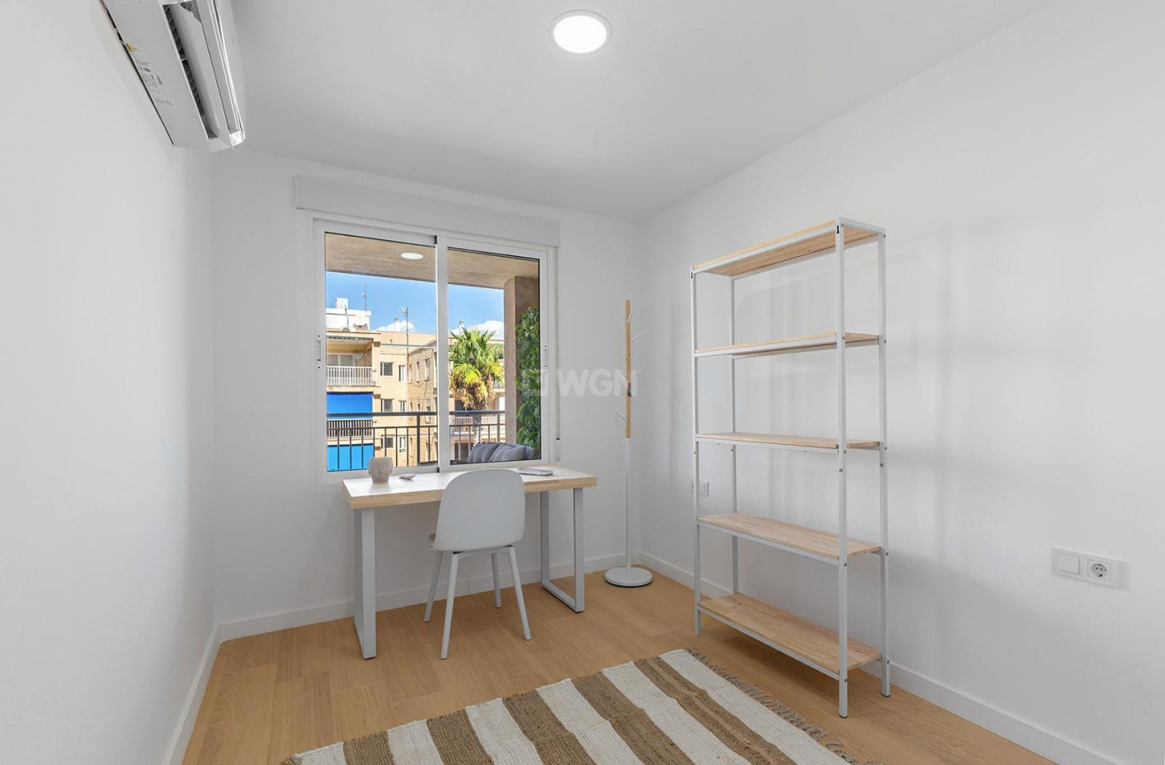 Resale - Apartment / flat - Torrevieja - Playa De Los Naufragos