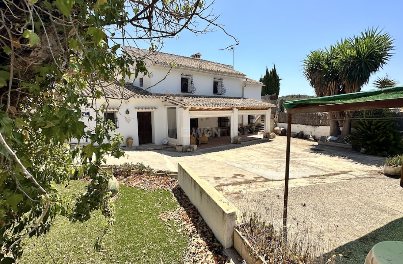 Resale - Villa - Hondón de las Nieves - Inland