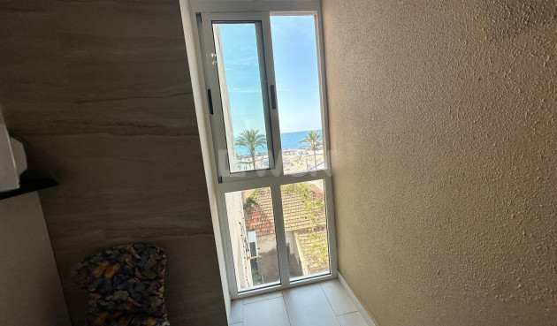 Resale - Apartment / flat - Torrevieja - Paseo Maritimo