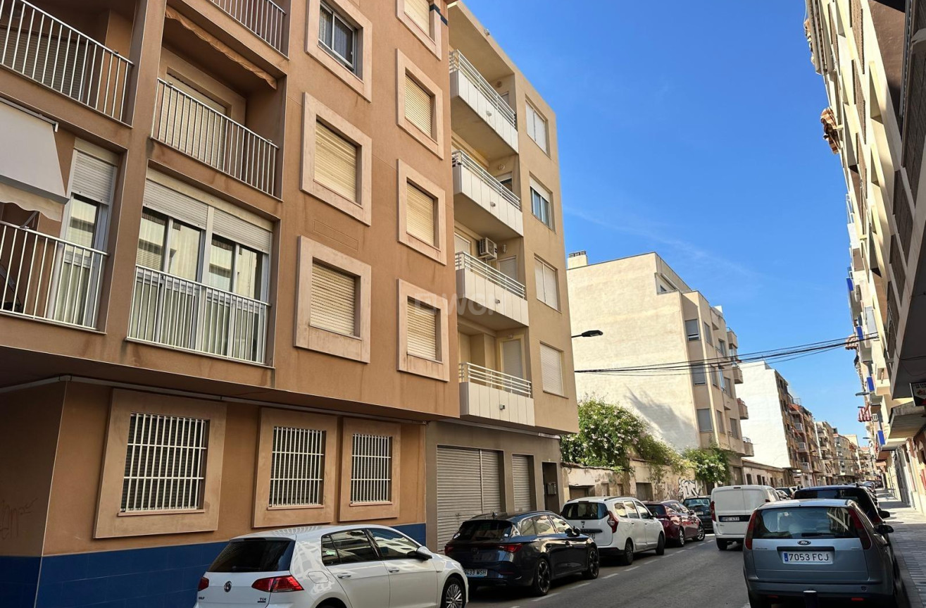 Resale - Apartment / flat - Torrevieja - Paseo Maritimo