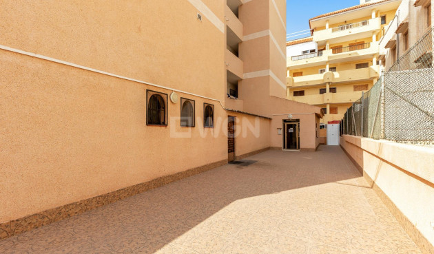 Resale - Apartment / flat - Torrevieja - La Mata