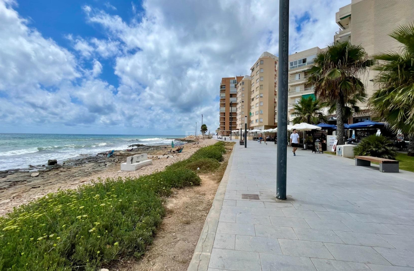 Odsprzedaż - Mieszkanie w bloku - Torrevieja - Playa del Cura