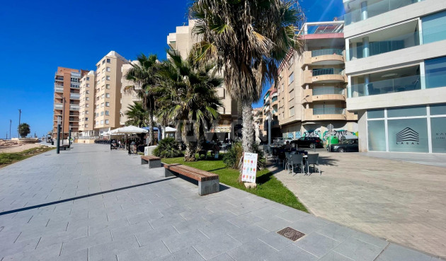 Odsprzedaż - Mieszkanie w bloku - Torrevieja - Playa del Cura