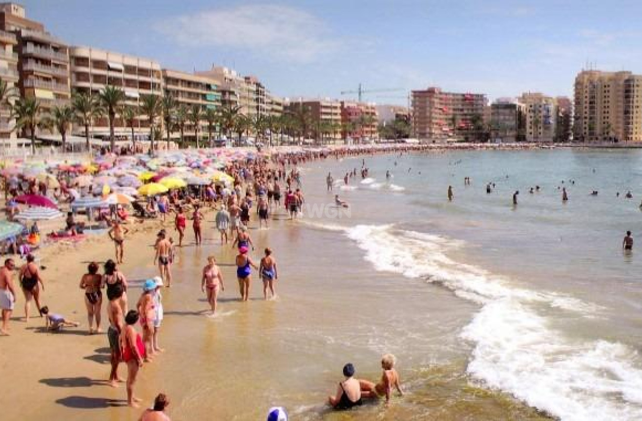 Odsprzedaż - Mieszkanie w bloku - Torrevieja - Playa del Cura