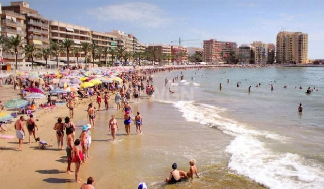 Odsprzedaż - Mieszkanie w bloku - Torrevieja - Playa del Cura