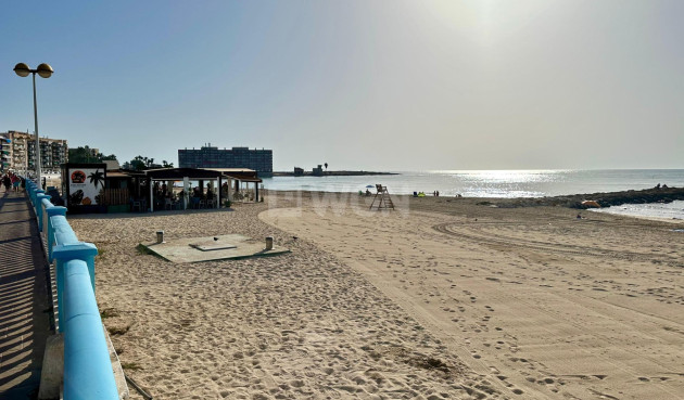 Odsprzedaż - Mieszkanie w bloku - Torrevieja - Playa de los Locos