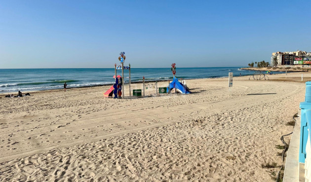 Odsprzedaż - Mieszkanie w bloku - Torrevieja - Playa de los Locos