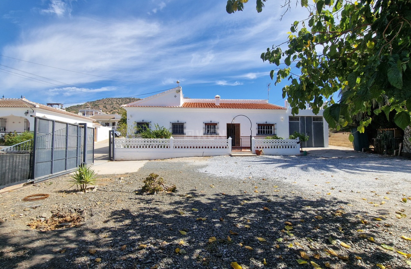 Resale - Villa - Alcaucín - Inland