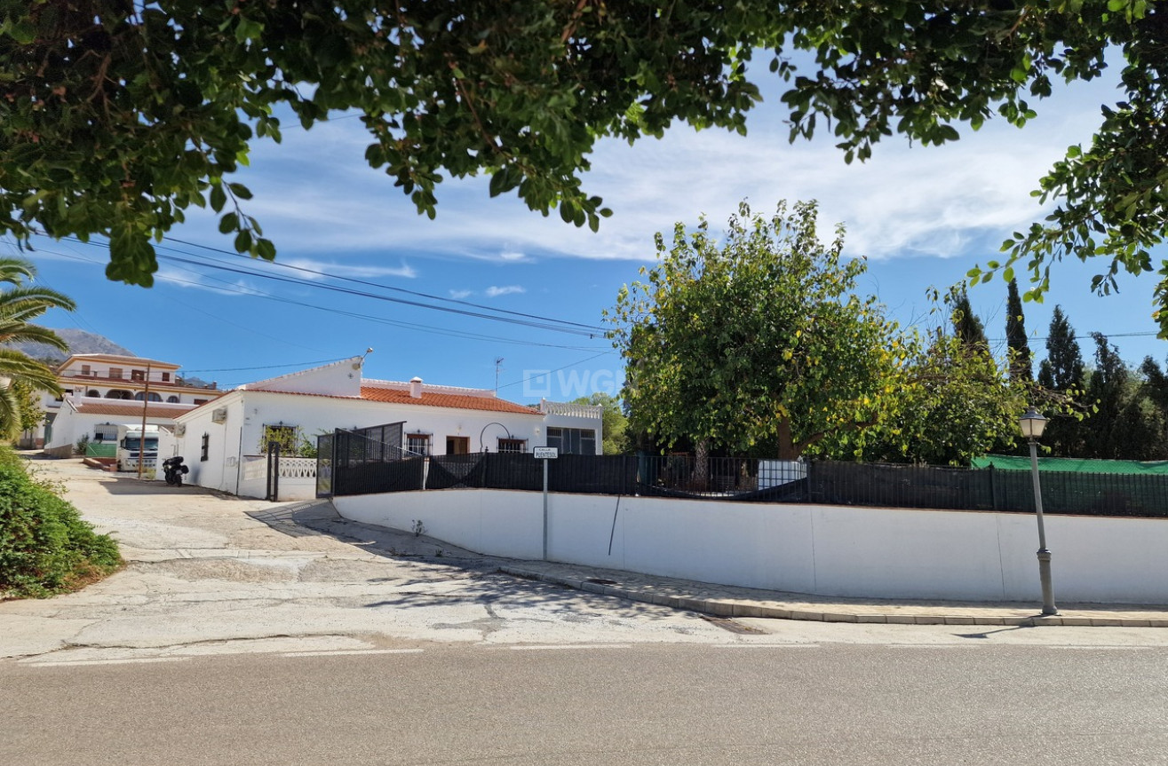 Resale - Villa - Alcaucín - Inland