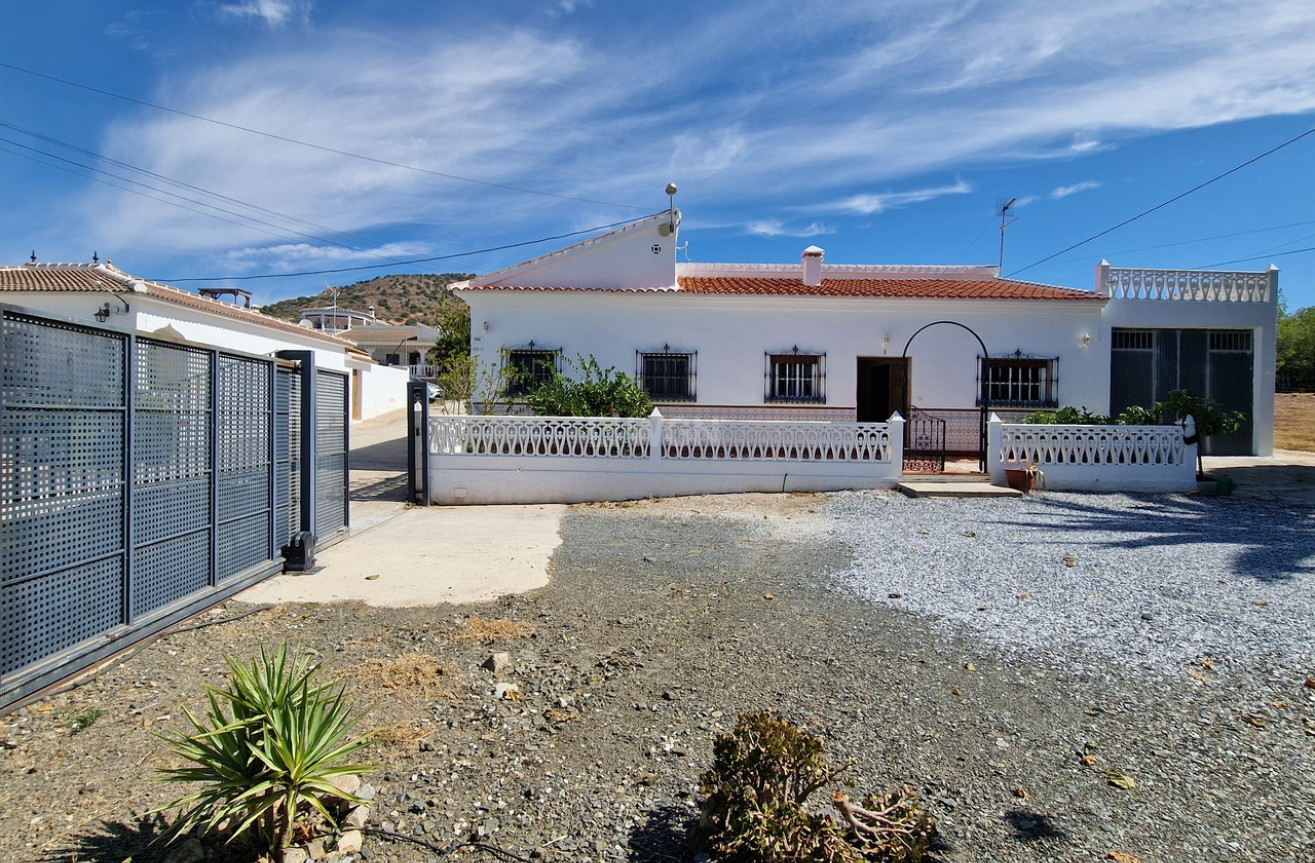 Resale - Villa - Alcaucín - Inland