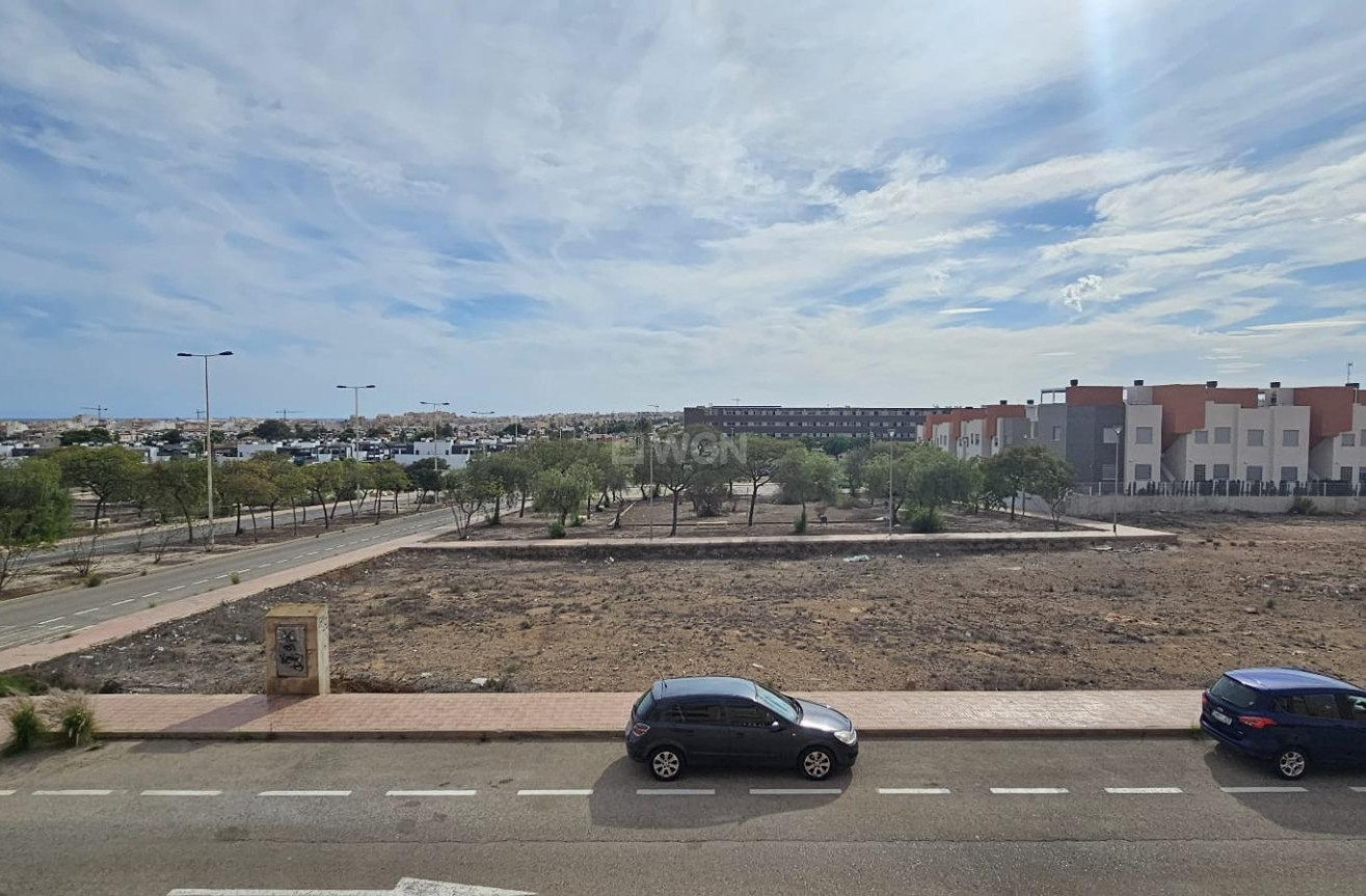 Resale - Apartment / flat - Torrevieja - aguas nuevas