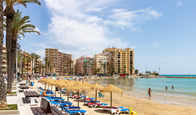 Odsprzedaż - Mieszkanie w bloku - Torrevieja - Playa del Cura