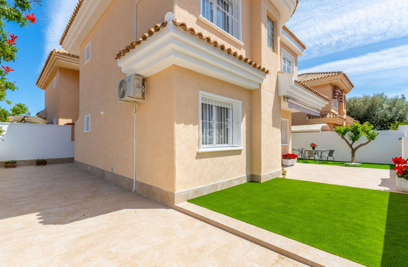 Resale - Villa - Torrevieja - Punta Prima