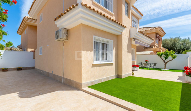 Resale - Villa - Torrevieja - Punta Prima