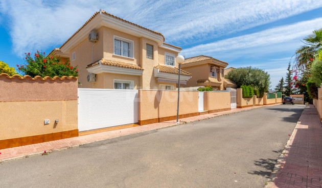 Resale - Villa - Torrevieja - Punta Prima