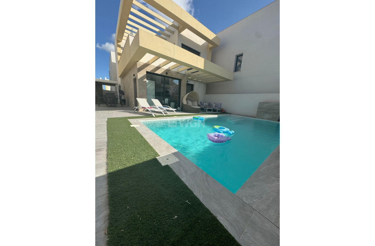 Resale - Villa - Los Montesinos - Urb. La Herrada