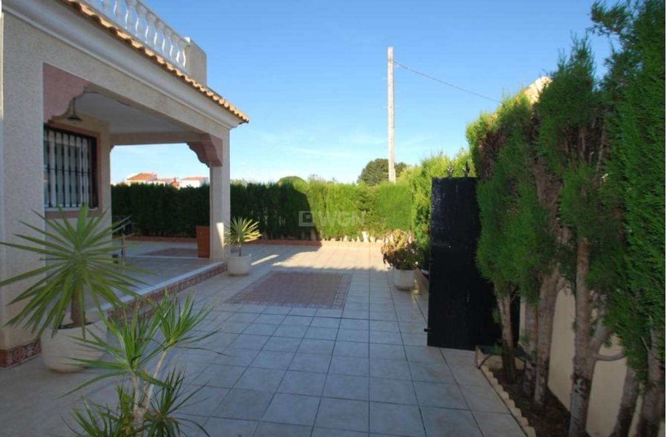 Resale - Villa - Torrevieja - La Siesta - El Salado - Torreta