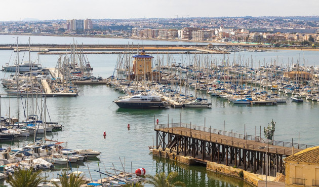 Odsprzedaż - Mieszkanie w bloku - Torrevieja