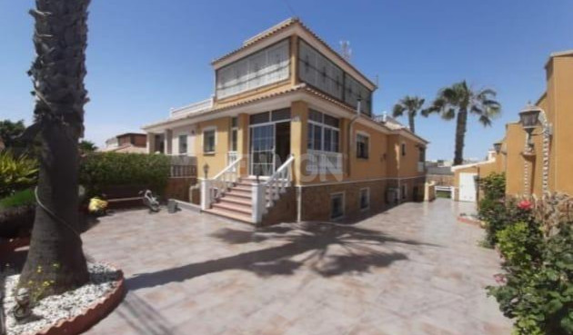 Resale - Villa - Torrevieja - aguas nuevas