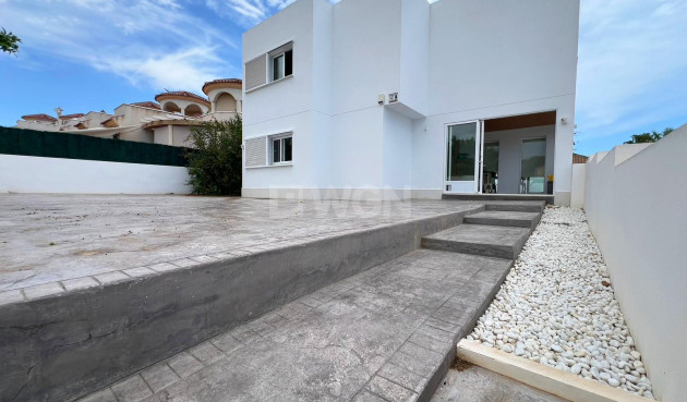 Odsprzedaż - Villa - La Marina - Costa Blanca