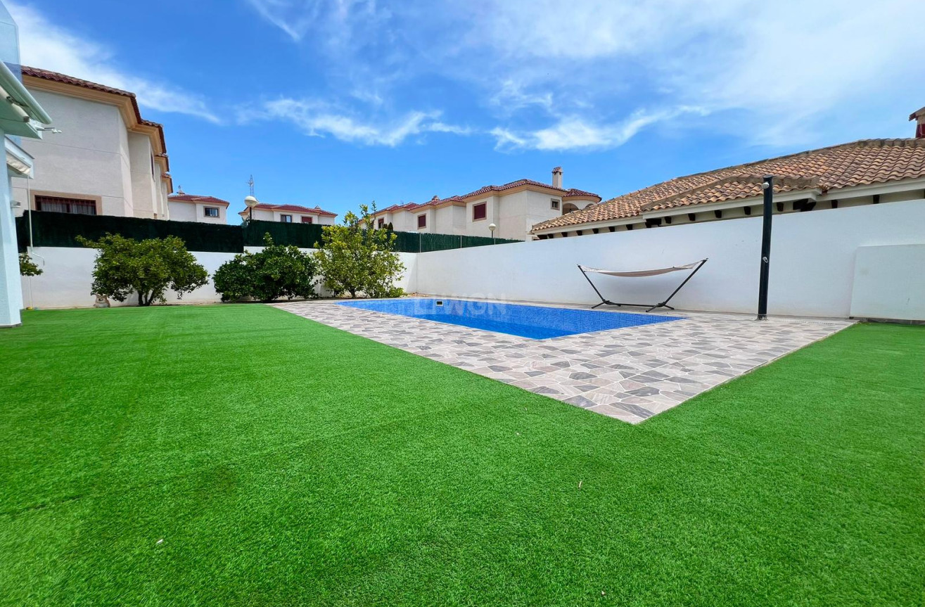 Odsprzedaż - Villa - La Marina - Costa Blanca