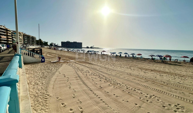 Odsprzedaż - Mieszkanie w bloku - Torrevieja - Playa de los Locos