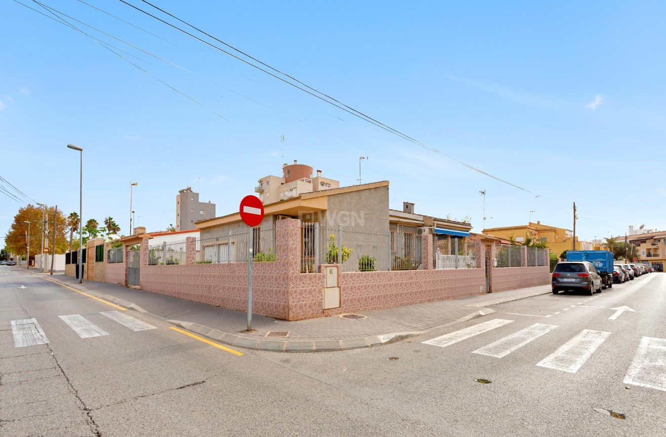 Odsprzedaż - Villa - Torrevieja - Nueva Torrevieja