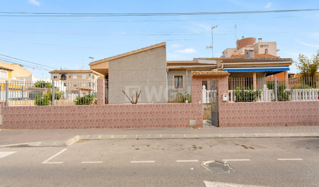 Odsprzedaż - Villa - Torrevieja - Nueva Torrevieja