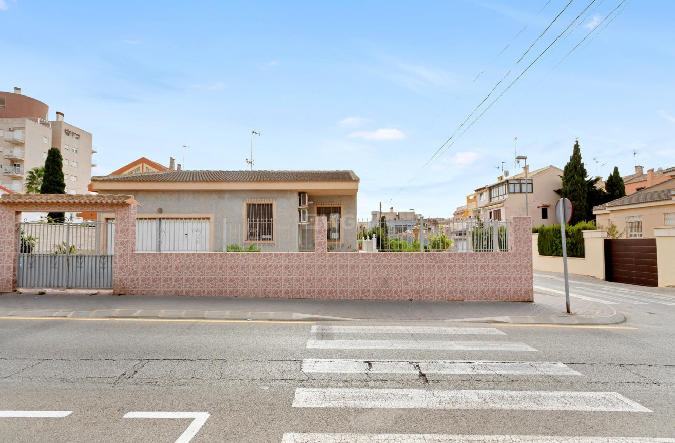 Odsprzedaż - Villa - Torrevieja - Nueva Torrevieja