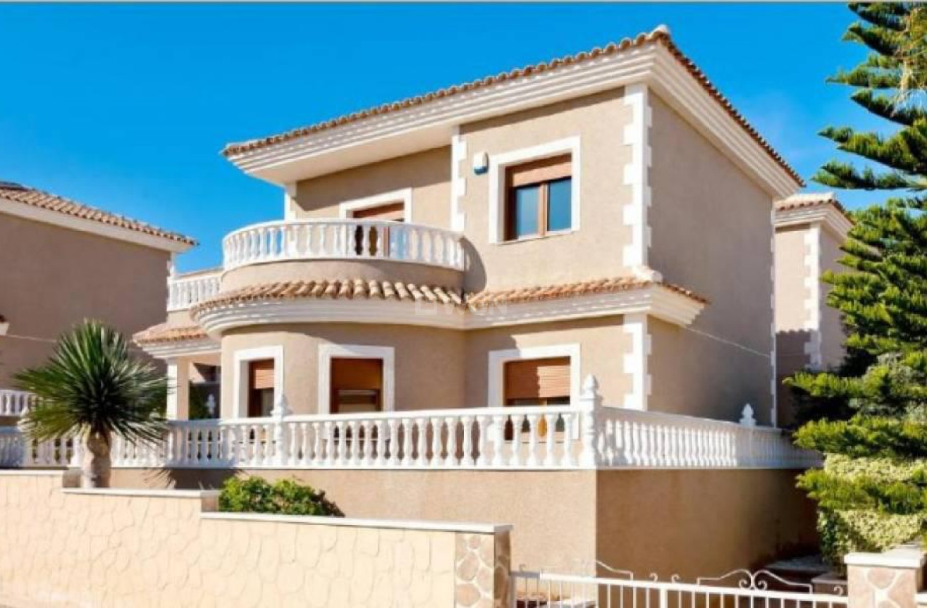 Nowy budynek - Villa - Torrevieja - Los Altos